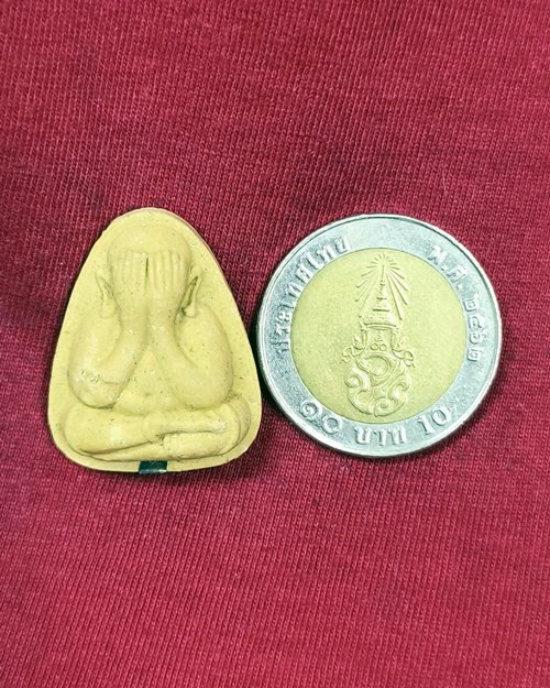 พระปิดตาเนื้อผง หลวงปู่รุ่ง ฝังตะกรุด จ.สมุทรสาคร(ใต้ข้อศอกด้านขวาขององค์พระมี่รอยกระเทาะ)