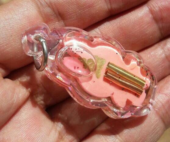 ลาบูบู้ ด้านหลังมีจาร ตะกรุดบรรจุมวลสาร เคาะเดียว    