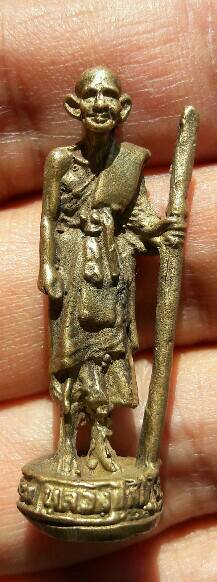 รูปหล่อยืนถือไม้เท้า หลวงปู่ศุข วัดปากคลองมะขามเฒ่า จ.ชัยนาท ปี 2520 เคาะเดียว   