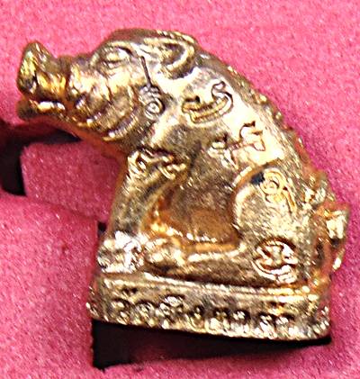 หมูทองแดงมหาบารมี เสาร์๕ หน้าวัด หลวงพ่อสมคิด นันทิโดบึงตาต้า  ระยอง ปี 54