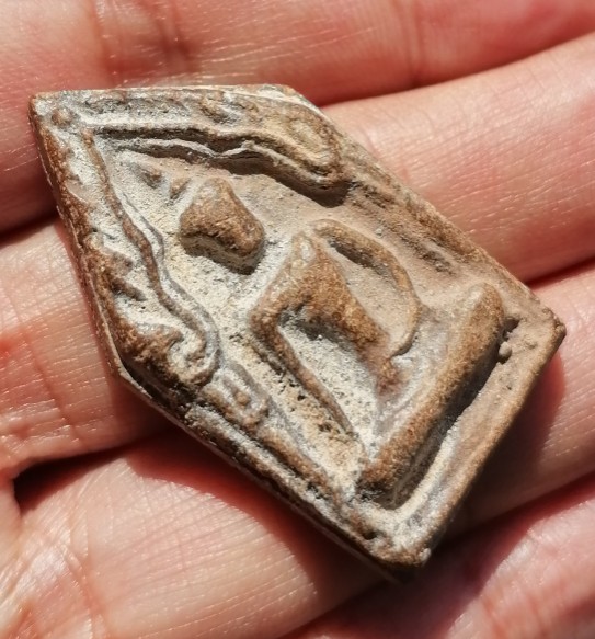 ขุนแผนแข้งหมอน​ หลวงพ่อกวย​ วัดโฆษิตาราม​ เนื้อดิน​ ยุคต้น​ เคาะเดียว    