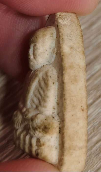 พระผงหลวงปู่ทวด วัดช้างให้ จังหวัดปัตตานี เนื้อขาว หลังหนังสือ