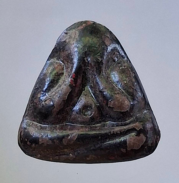 พระปิดตาหลังแบบ เก่าๆ ไม่ทราบที่