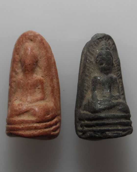 พระรอด (๒ องค์) 