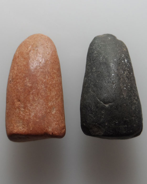 พระรอด (๒ องค์) 