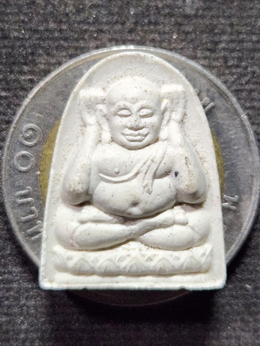 วัดประดู่พระอารามหลวง จังหวัดสมุทรสงคราม พระผงสังกัจจายน์ จ๊ะเอ๋ พระมหาสุรศักดิ์  รุ่น "รวยกับรวย" 