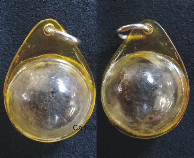 ลูกอมชานหมากผสมปูน หลวงปู่ทอง วัดราชโยธาครับ สร้างน้อย หายาก สวย เดิม เลี่ยมวินเทจครับ