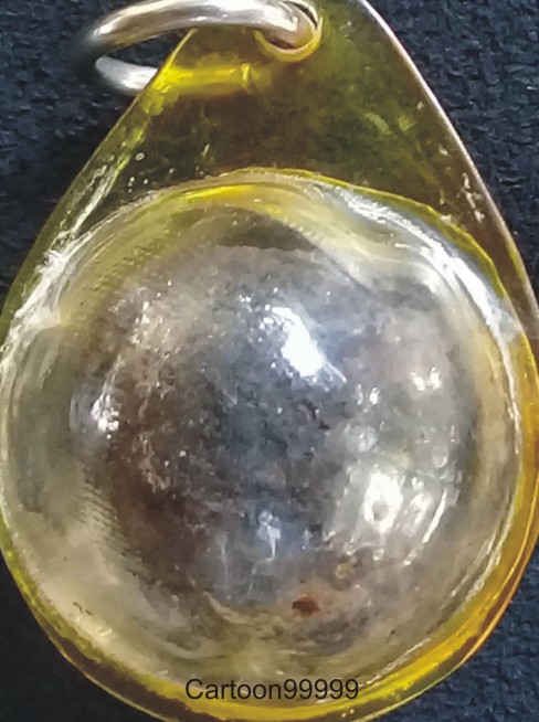 ลูกอมชานหมากผสมปูน หลวงปู่ทอง วัดราชโยธาครับ สร้างน้อย หายาก สวย เดิม เลี่ยมวินเทจครับ