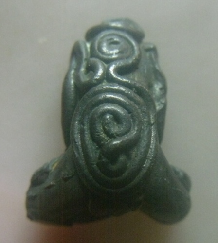 **เบาๆ**พระปิดตาหล่อหลังยันต์ เนื้อสำริด เก่าๆ ไม่ทราบที่**สวยๆ เนื้อจัด เชิญชมครับ