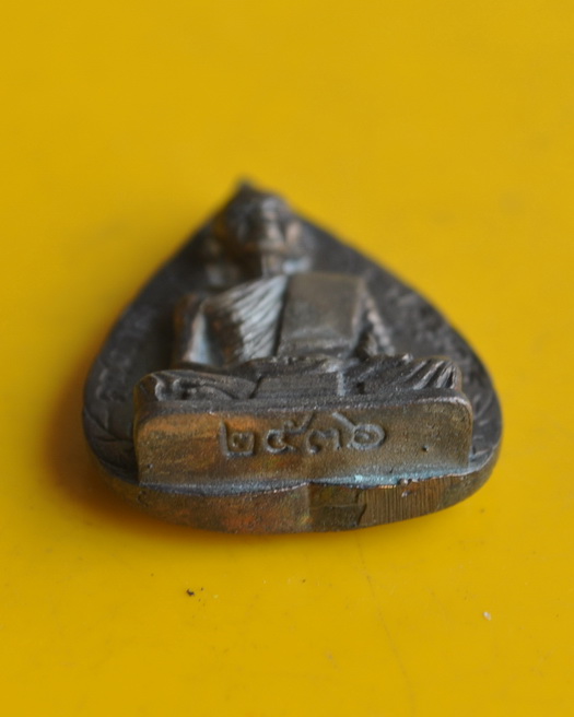 รูปเหมือนใบโพธิ์ หลวงพ่อคูณ เนื้อนวะโลหะ รุ่น คูณบารมีกูให้สร้าง 