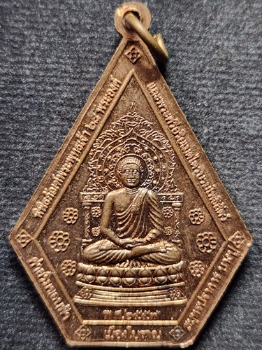 เมืองโบราณ จังหวัดสมุทรปราการ เหรียญพระพุทธที่ระลึกสร้าง "พระวิหารวชิรธรรม" และ "เสาอิติปิโส" 