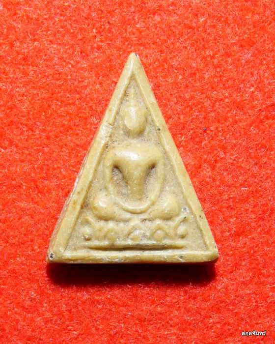 พระนางพญา พิมพ์วัดพระพุทธบาท จ.สระบุรี  เนื้อผงน้ำมัน