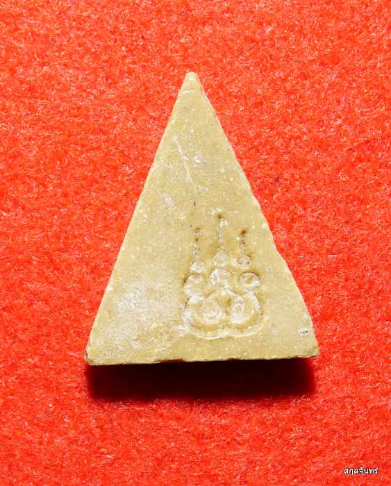 พระนางพญา พิมพ์วัดพระพุทธบาท จ.สระบุรี  เนื้อผงน้ำมัน