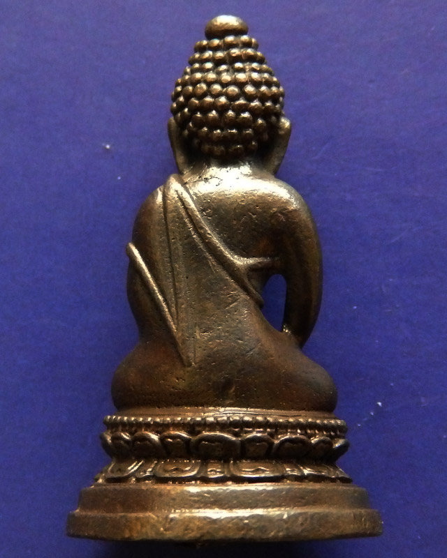 8.กริ่งพระพุทธนวมหาราชายุจฉับปริวัตนมงคล ในหลวงครบ 6 รอบ จัดสร้างโดยสำนักนายกรัฐมนตรี พ.ศ. 2542