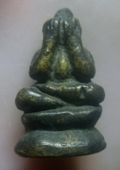 **เบา​ๆ​**พระปิดตามหาลาภ นั่งฐานสูง เนื้อโลหะผสม เก่า ไม่ทราบที่**สวยๆ เชิญชมครับ