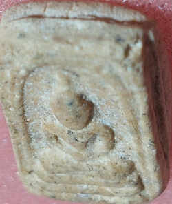 *พิมพ์คะแนนจิ๋ว ฐานสามชั้น หลังยันต์ครู เนื้อผง หลวงปู่เผือก วัดกิ่งแก้ว สมุทรปราการ ปี๒๔๙๖*