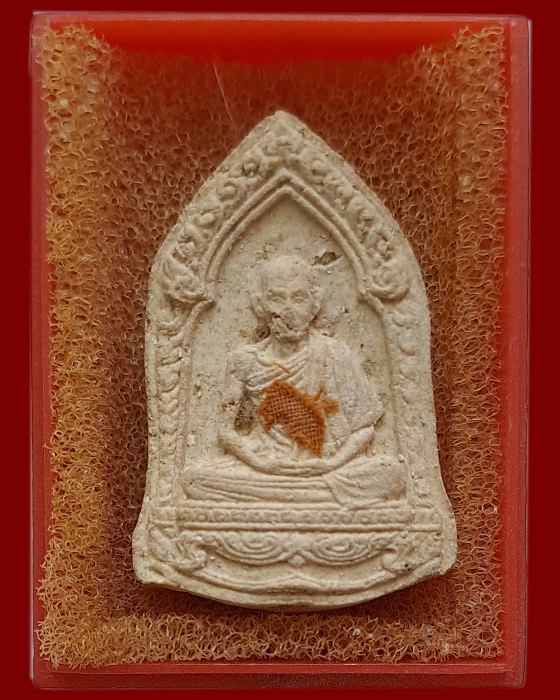 พระผง 6 รอบ หลวงพ่อเกษม เขมโก สุสานไตรลักษณ์ จังหวัดลำปาง ปี 2526 (แก่มวลสารพร้อมกล่องเดิม)