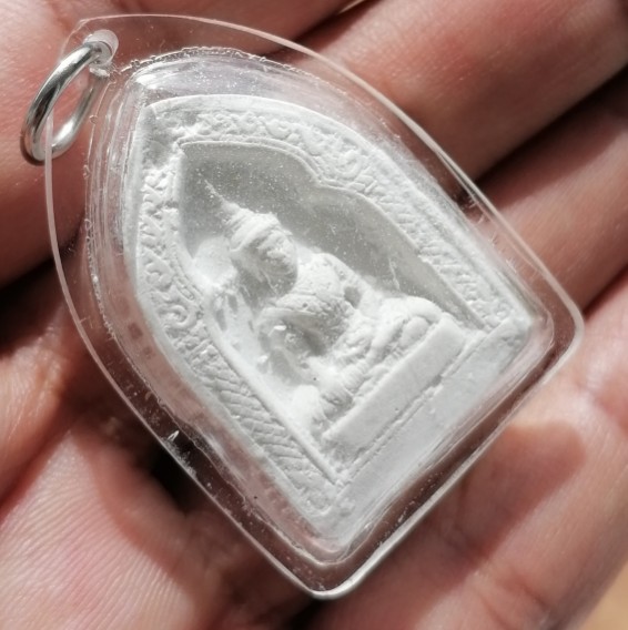 พระผงจักรพรรดิ์หลวงตาม้า วัดถ้ำเมืองนะ อ.เชียงดาว​ จ.เชียงใหม่ เลี่ยมพร้อมใช้ เคาะเดียว   