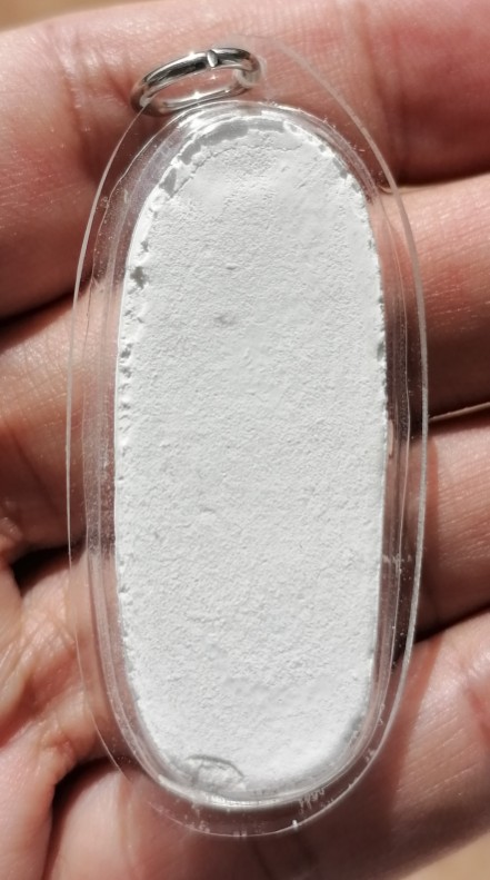 พระผงจักรพรรดิ์หลวงตาม้า พิมพ์หลวงปู่ดู่ วัดถ้ำเมืองนะ จ.เชียงใหม่ เลี่ยมพร้อมใช้ เคาะเดียว