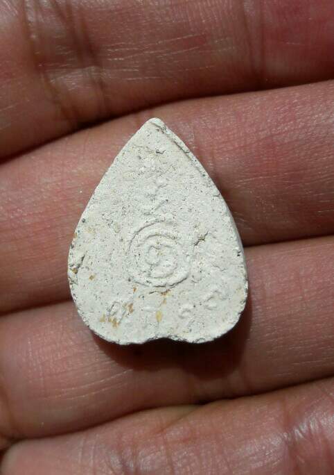 พระผงใบโพธิ์ หลังศก.๑๗ หลวงพ่อมุม วัดปราสาทเยอร์เหนือ ศรีสะเกษ ปี ๒๕๑๗ เคาะเดียว