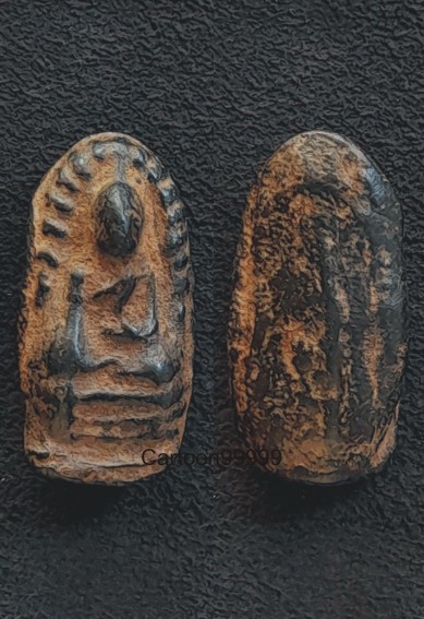 พระรอดมือโต พิมพ์โบราณ หลวงพ่อกวย วัดโฆสิตาราม ชัยนาทครับผม เนื้อดินดำ อีกพิมพ์หายากครับ