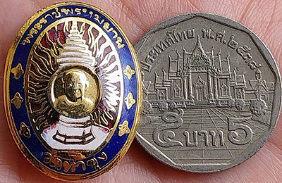 เข็มกลัดกะไหล่ทองลงยา ครบรอบวันเกิด หลวงพ่อฤาษีลิงดำ วัดท่าซุง อุทัยธานี ปี๒๕๔๒