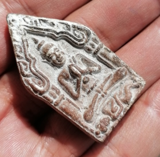 ขุนแผนปลุกกุมาร​ หลังยันต์(นะ)​กันปืน เนื้อผงพุทธคุณ​ หลวงพ่อกวย​ วัดโฆษิตาราม​ ยุคต้น เคาะเดียว    