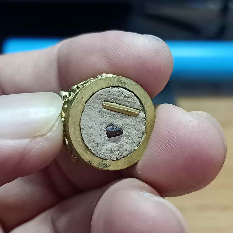 รูปหล่อฐานปูปลา รุ่นบารมี 88 หลวงพ่อรวย วัดมาบตาพุด จ.ระยอง องค์ทองเหลืองดิบซาติ ฝังตะกรุด 1 ดอก