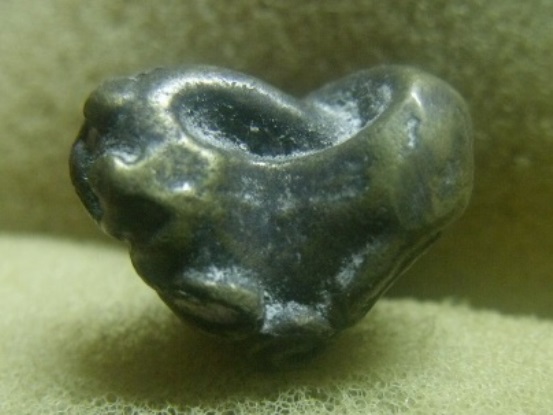 **เบา​ๆ​**พระปิดตามหาลาภ หล่อยันต์ยุ่ง เนื้อโลหะผสม เก่าๆ ไม่ทราบที**สวยๆ เชิญชมครับ