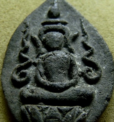 **เบาๆ**พระพุทธนั่งบัวข้างยันต์ เนื้อผงผสมว่าน เก่า ไม่ทราบที่ สวยๆ**เนื้อจัด เชิญชมครับ