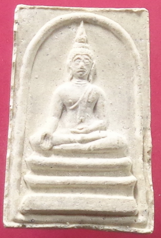 พระผงหลวงพ่อแพ วัดพิกุลทอง เนื้อผงสีขาว หายากสวยครับ