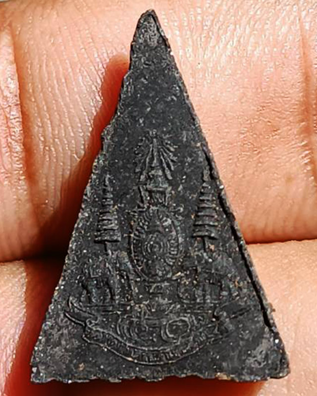 10.พระกำลังแผ่นดิน พิมพ์คะแนน (เล็ก) มวลสารจิตรลดา ในหลวงครองราชครบ 50 พรรษา พ.ศ. 2539 สร้างน้อยหายา