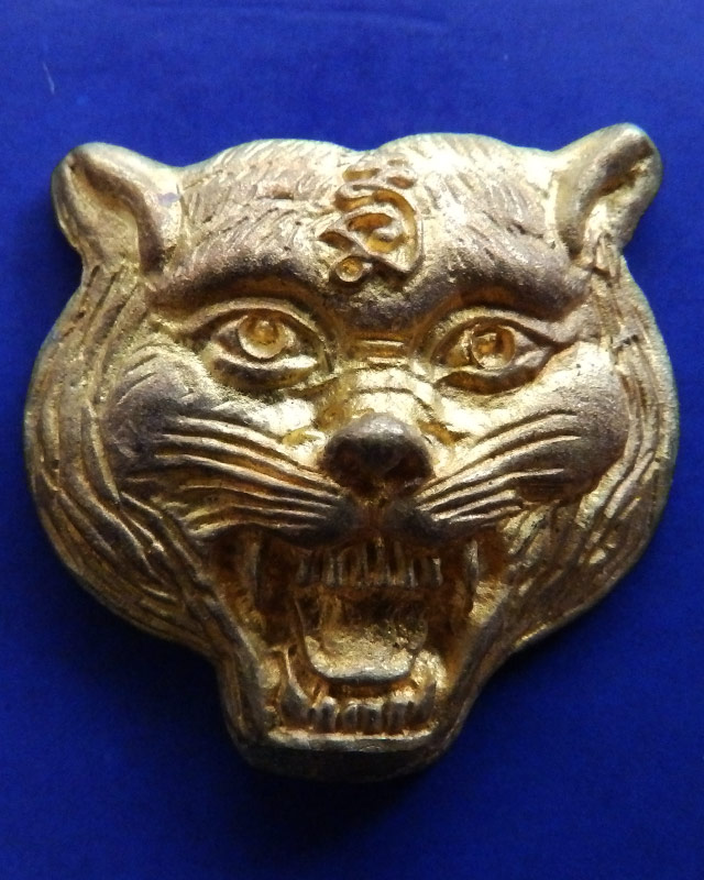 2.หน้ากากเสือหล่อโบราณ เนื้อทองทิพย์ หลวงปู่คำบุ วัดกุดชมภู ตอกโค้ด+เลข พร้อมกล่องเดิม