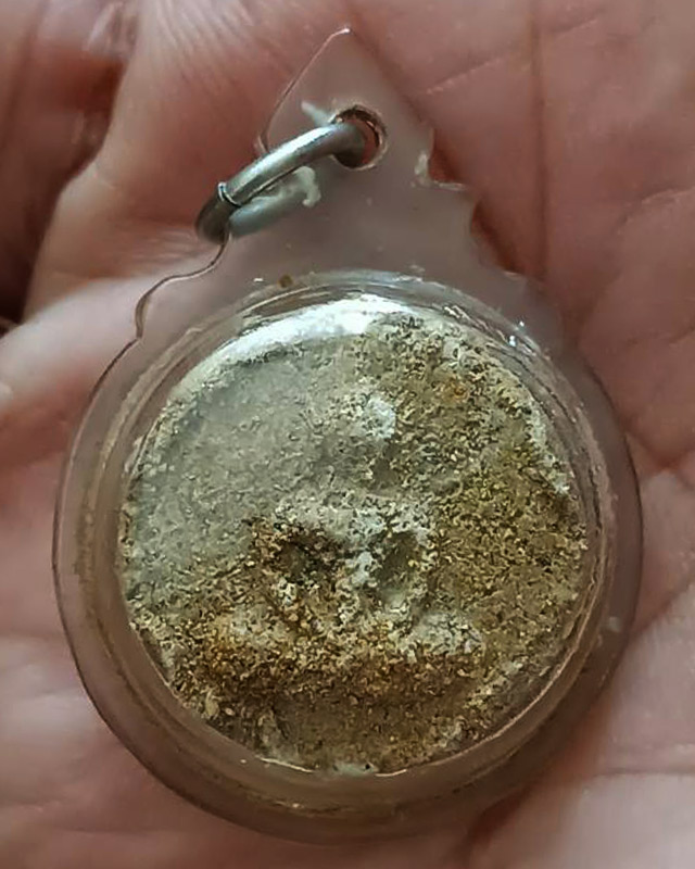 พระเนื้อผงพิมพ์จันทร์ลอย เลี่ยมกันน้ำพระบ้านเก่าเก็บหลายสิบปี ไม่ทราบที่ ขนาด 2 ซ.ม.