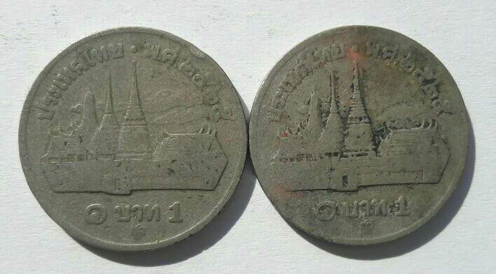 เหรียญหนึ่งบาท ในหลวงรัชกาลที่ 9 หลังวัดพระแก้ว ปี 2525 มา 2 เหรียญ เคาะเดียว(12)  