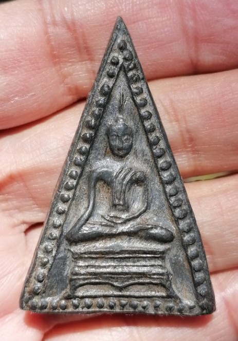 พระพุทธพิมพ์สามเหลี่ยม​ ซุ้มไข่ปลา เนื้อผงใบลาน​ หลวงพ่อกวย ออกวัดหนองอีดุก เคาะเดียว    