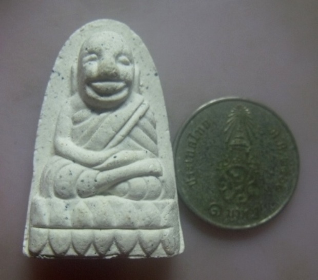 **เบา​ๆ**หลวงปู่ทวดพิมพ์แป๊ะยิ้ม เนื้อว่านขาว หลังโรยแร่ วัดเมืองยะลา ปี ๒๕๓๙(รุ่นเครื่องบินตก)**สวย