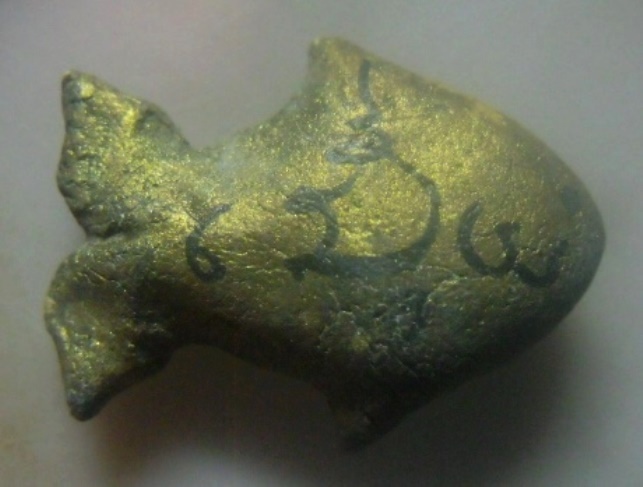 **เบา​ๆ​**ปลาตะเพียน เนื้อผงทาทอง ฝังตะกรุด จารยันต์ เก่าๆ ไม่ทราบที่**บูชาเน้นเมตตาค้าขาย โภคทรัพย์