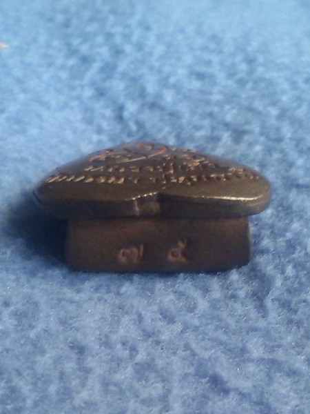 รูปเหมือนใบโพธิ์ หลวงพ่อเส็ง วัดบางนา จ. ปทุมธานี เนื้อนวะโลหะ ตอกหมายเลข 75