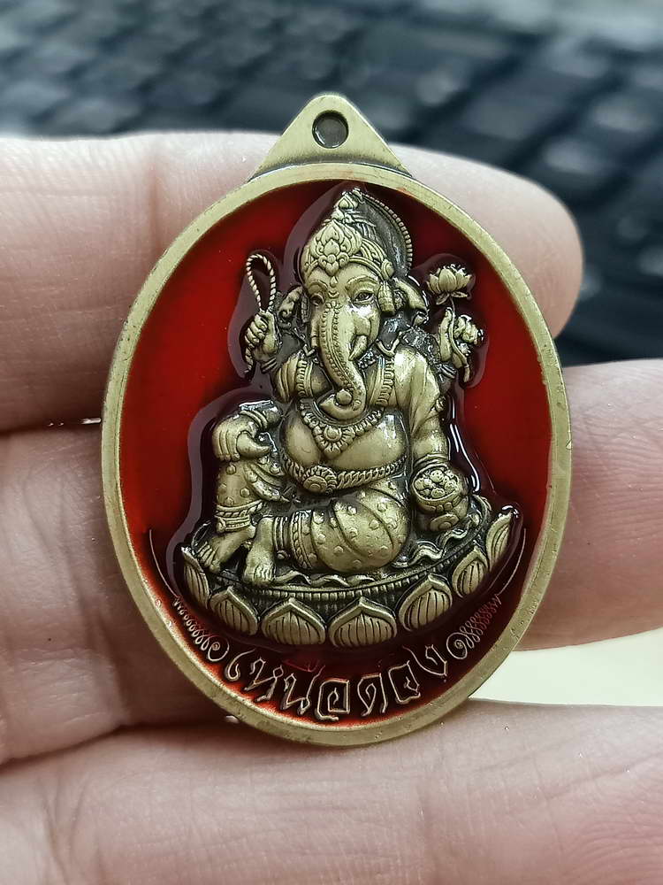 4-610 เหรียญพระพิฆเนศปางเสวยสุข รุ่นเหนือดวง วัดปุดเนียม จ.ศรีสะเกษ 2568 กล่องเดิม ลป.ศิลา/ลพ.ชำนาญ