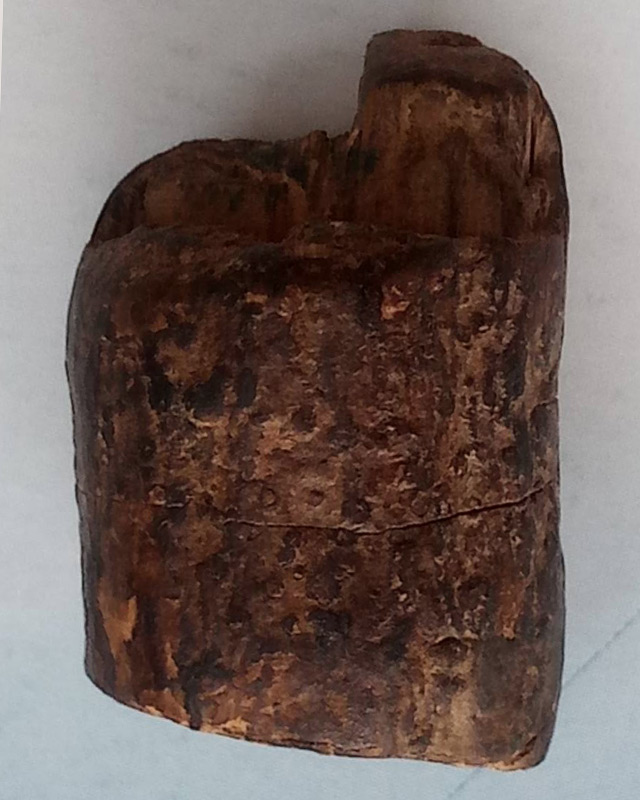 ตะกรุดไม้เก่ามากๆ ขนาด 1.5 x 2 ซ.ม. เชือกถักหลุดลุ่ยไปแล้ว