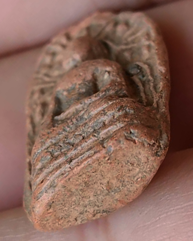 พระคงเนื้อติน บิ่นยอดด้านบน พระบ้านเก่าเก็บหลายสิบปี ไม่ทราบที่ ขนาดประมาณ 3 x 1.8 ซ.ม.