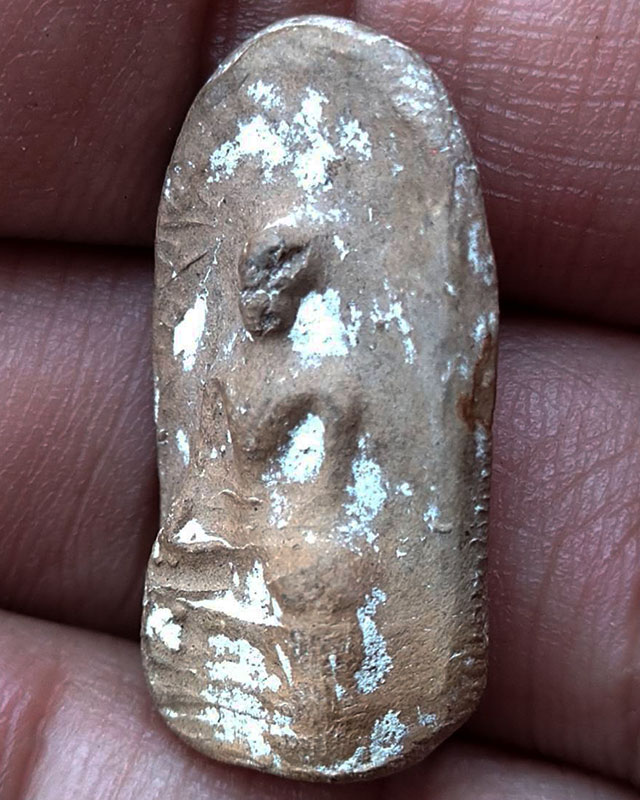 พระเนื้อดินเก่าๆ สูง 2.5 ซ.ม. พระบ้านเก่าเก็บหลายสิบปี ไม่ทราบที่