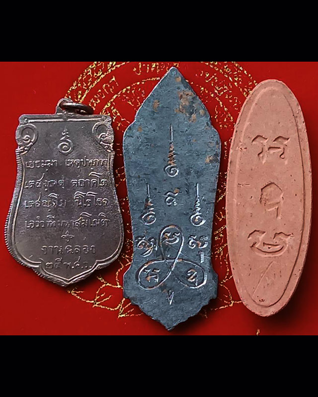 1.กล่องชุดพระ 25 พุทธศตวรรษ 3 องค์ ดิน-ชิน (สังฆาฏิจุด)-เหรียญ พร้อมกล่องกำมะหยึ่สวยงาม