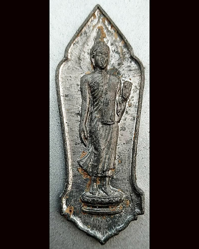 พระลีลา 25 พุทธศตวรรษ เนื้อชิน พิมพ์รองเท้าบูทคู่ มีเส้นเชื่อม