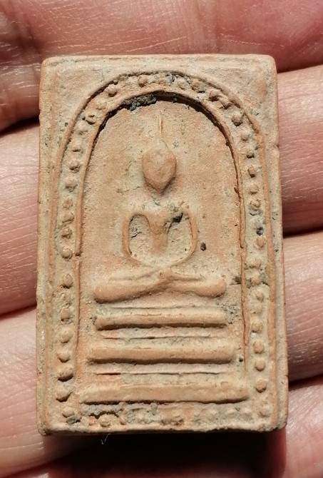 พระสมเด็จไข่ปลาข้างเม็ด หลังปลาดุก เนื้อดิน​ ​หลวงพ่อกวย วัดโฆสิตาราม ออกวัดหนองอีดุก เคาะเดียว     