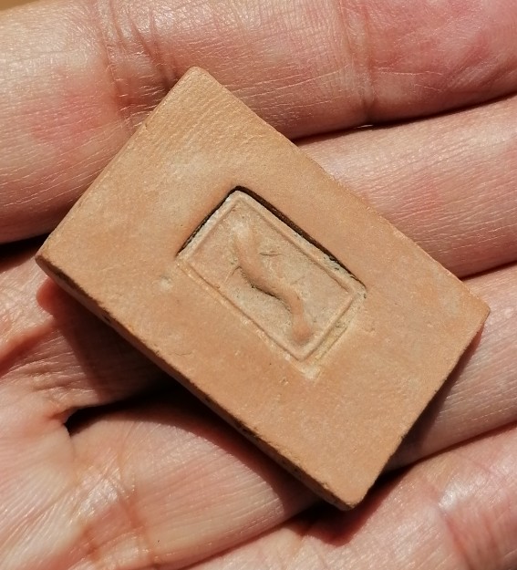 พระสมเด็จไข่ปลาข้างเม็ด หลังปลาดุก เนื้อดิน​ ​หลวงพ่อกวย วัดโฆสิตาราม ออกวัดหนองอีดุก เคาะเดียว     