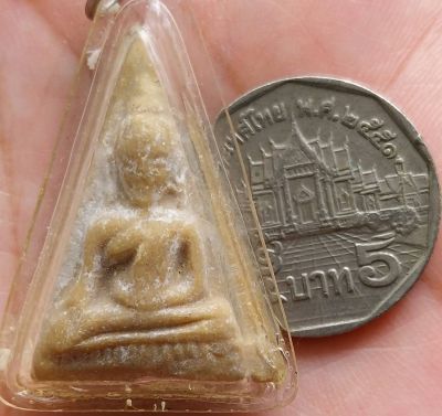 *นางพญาฐานไข่ปลา หรือ ฐานขีด หลังเรียบ เนื้อผงน้ำมัน หลวงพ่อกวย ชุตินฺธโร วัดโฆสิตาราม ชัยนาท*