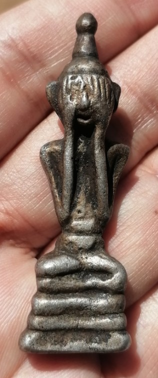 พระปิดตาสายใต้ เนื้อโลหะ แปลกๆ ไม่ทราบที่ เคาะเดียว    