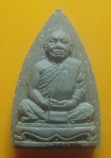 **เบาๆ**พระผงรูปเหมือนพิมพ์เตารีด หลวงปู่สมชาย วัดเขาสุกิม จ.จันทบุรี ปี ๒๕๔๓**หลังยันต์ สวยๆ